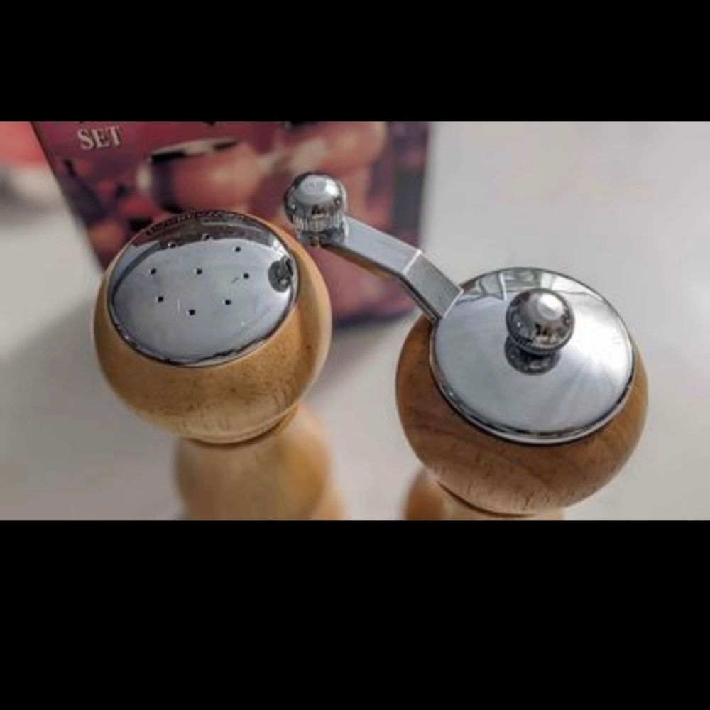 ❗2/$25 Bundle Discount❗6" natural wood - Salt and pepper shaker